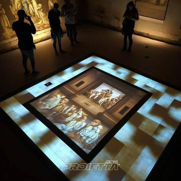 Proiezioni interattive sul pavimento di un museo